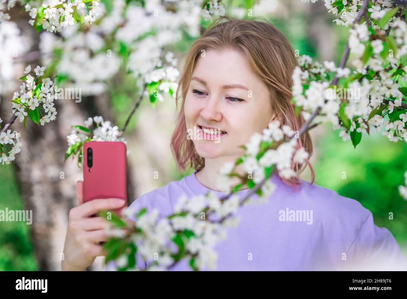 Modell in blühenden Bäumen Stockfoto