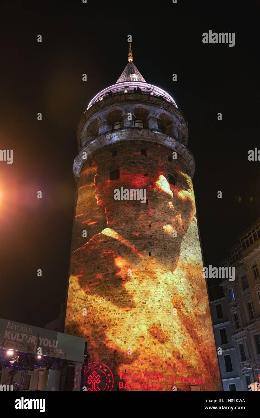 Projection Mapping Show auf dem Galata Tower. Galata Tower Video Mapping für den Tag der Republik oder 29 ekim Cumhuriyet Bayrami in Istanbul. Istanbul Türkei - 10,3 Stockfoto