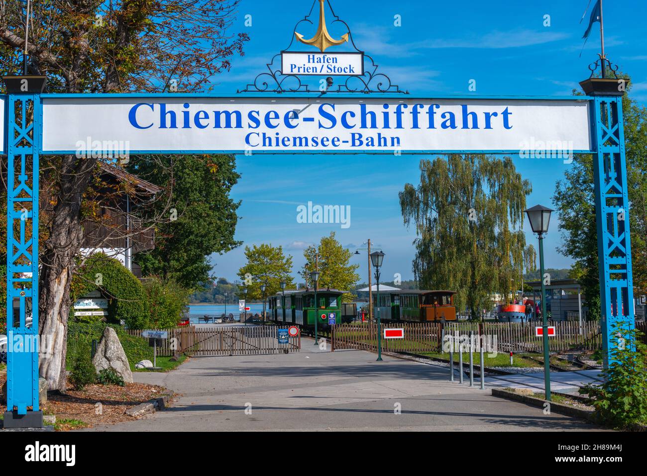 Prienstadt am Chiemsee im voralpinen Hochplateau Chiemgau, See und Alpen, Oberbayern, Süddeutschland, Europa Stockfoto