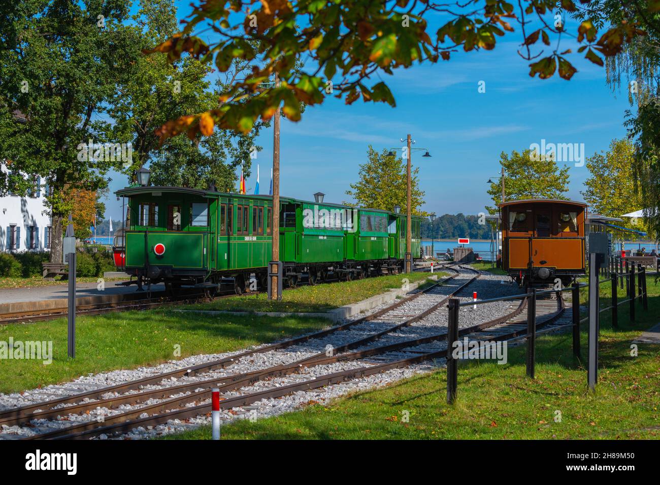 Prienstadt am Chiemsee im voralpinen Hochplateau Chiemgau, See und Alpen, Oberbayern, Süddeutschland, Europa Stockfoto