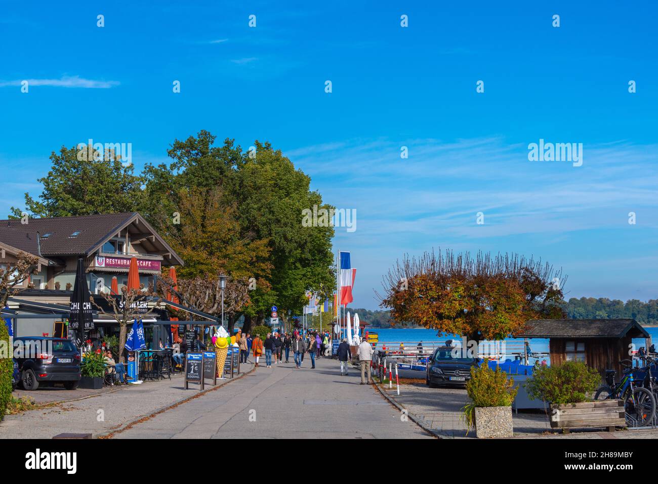 Prienstadt am Chiemsee im voralpinen Hochplateau Chiemgau, See und Alpen, Oberbayern, Süddeutschland, Europa Stockfoto