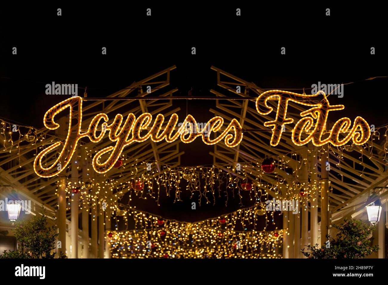 Weihnachtsbeleuchtung Sprichwort auf Französisch - Joyeuses Fetes - Bedeutung auf Englisch - Happy Holidays -. Stockfoto