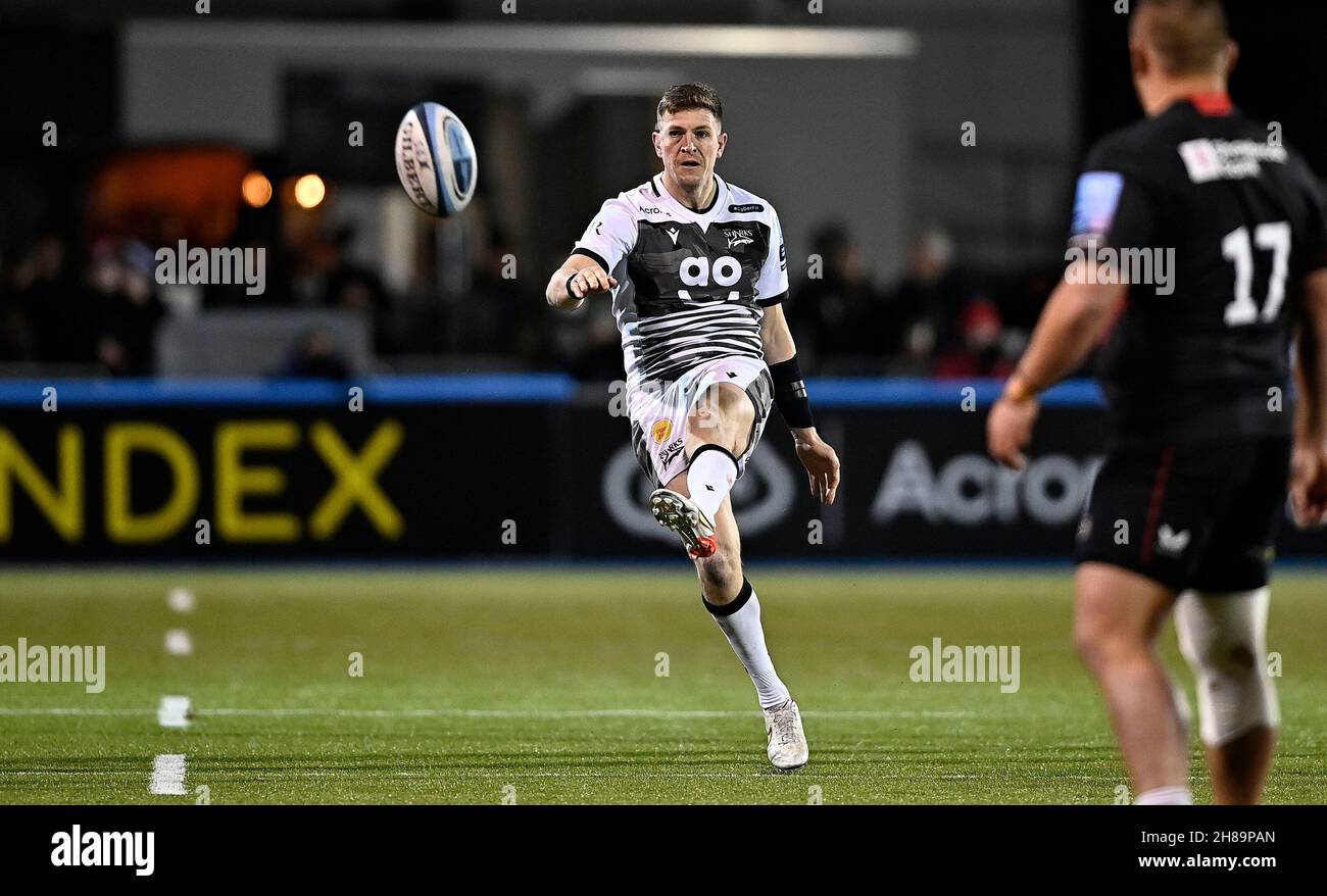 Barnett, Großbritannien. 28th. November 2021. Premiership Rugby. Saracens Men V Sale Sharks. StoneX Stadium. Barnett. Sam James (Sale Sharks) tritt. Kredit: Sport In Bildern/Alamy Live Nachrichten Stockfoto