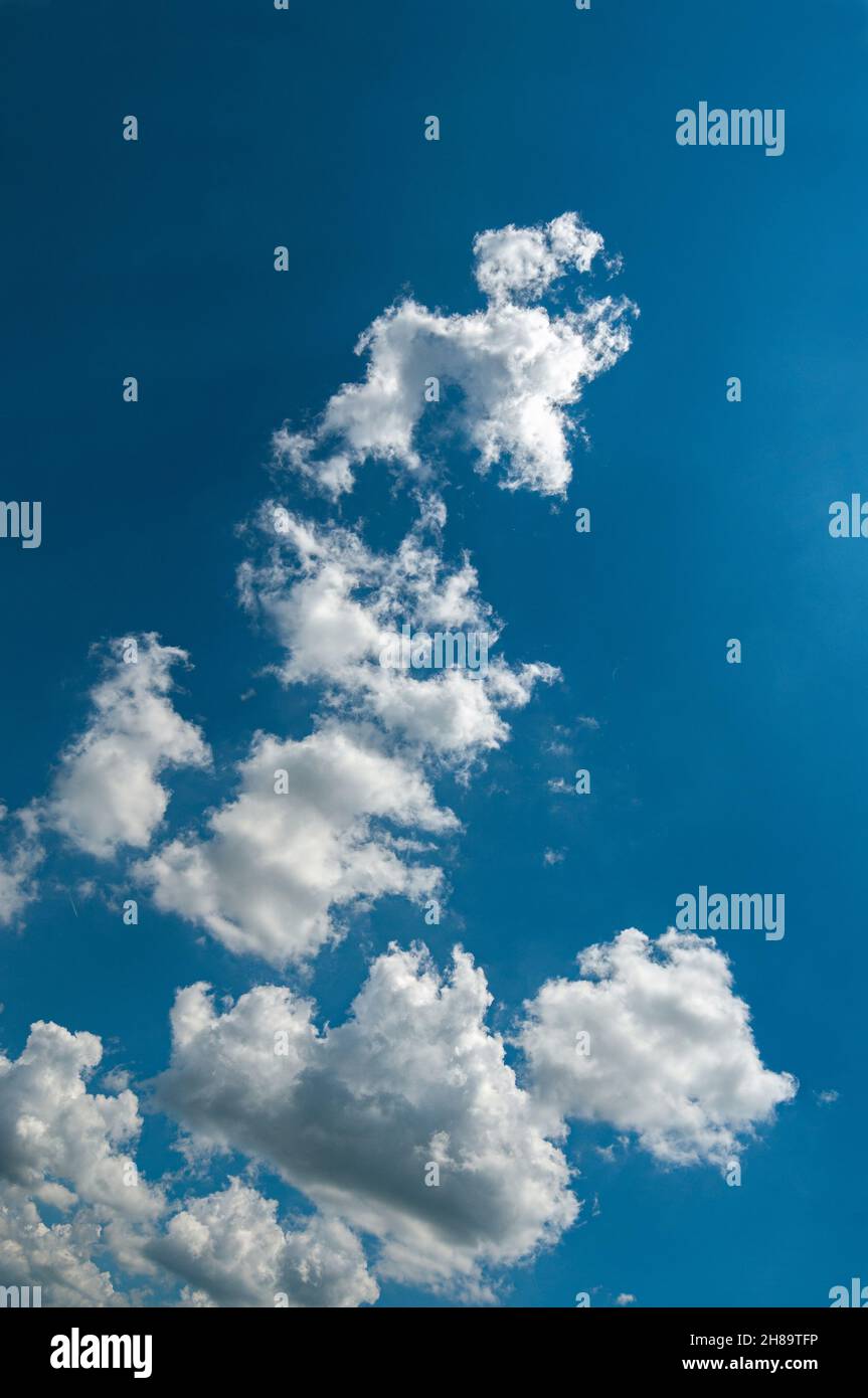 Weiße Wolken auf einem klaren blauen Himmel Hintergrund Stockfoto