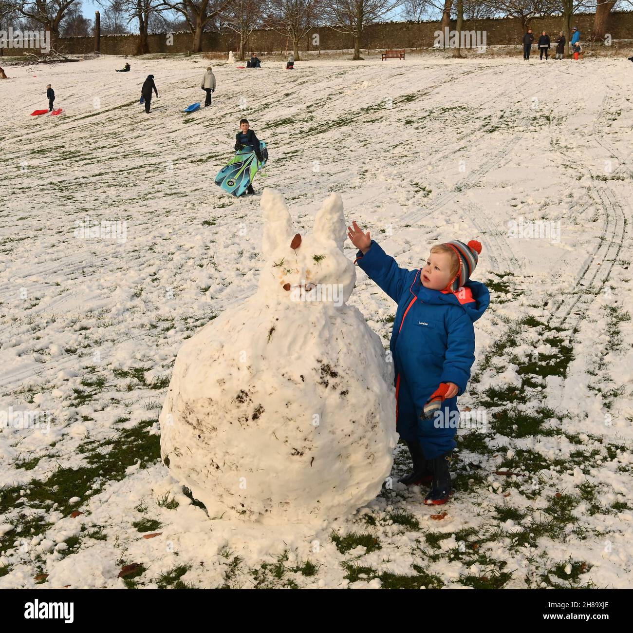 Peebles, Scottish Borders, UK 28th Nov 21 ein Peebles Youngster freut sich über die schottischen Grenzen, als er den im Hay Lodge Park gebauten Snow Bunny bewundert, während wir in die Weihnachtszeit hüpfen.Quelle: eric mccowat/Alamy Live News Stockfoto