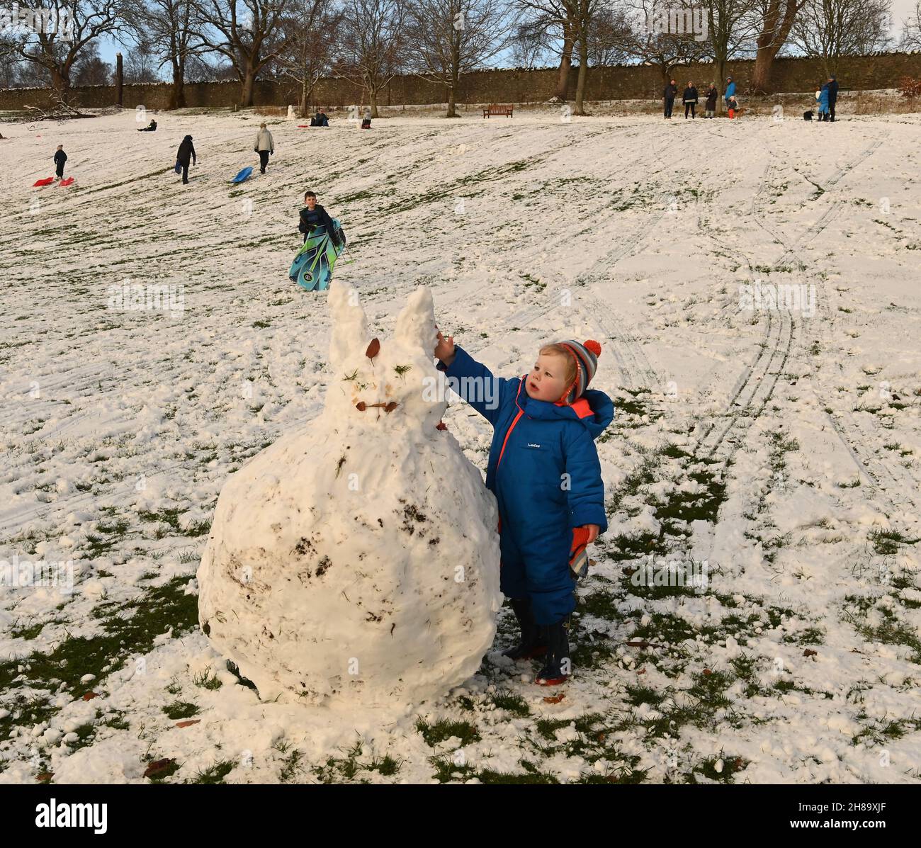 Peebles, Scottish Borders, UK 28th Nov 21 ein Peebles Youngster freut sich über die schottischen Grenzen, als er den im Hay Lodge Park gebauten Snow Bunny bewundert, während wir in die Weihnachtszeit hüpfen.Quelle: eric mccowat/Alamy Live News Stockfoto