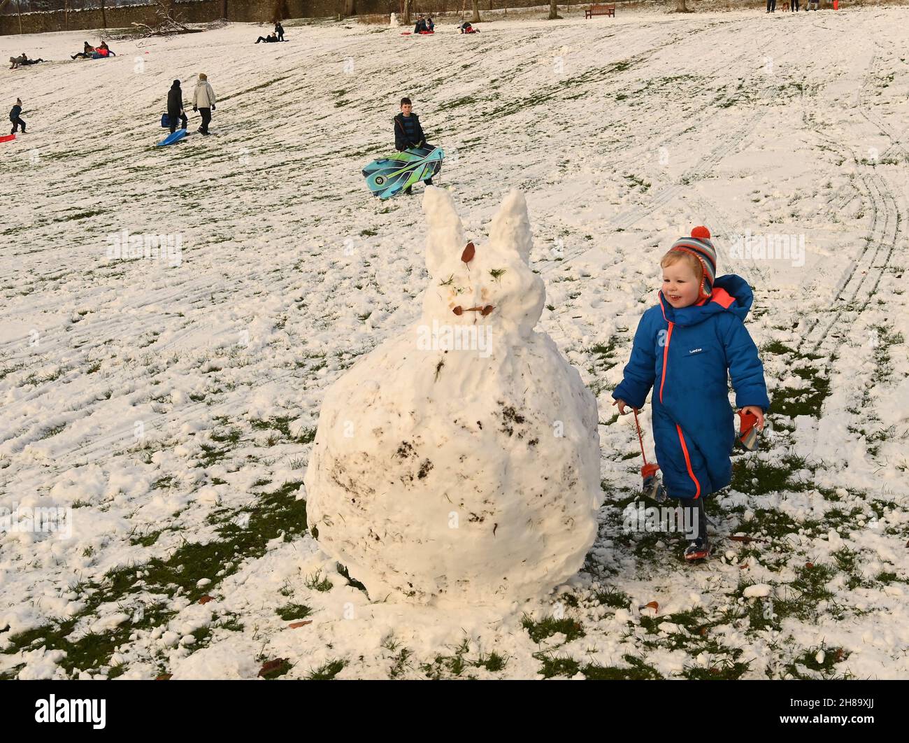 Peebles, Scottish Borders, UK 28th Nov 21 ein Peebles Youngster freut sich über die schottischen Grenzen, als er den im Hay Lodge Park gebauten Snow Bunny bewundert, während wir in die Weihnachtszeit hüpfen.Quelle: eric mccowat/Alamy Live News Stockfoto