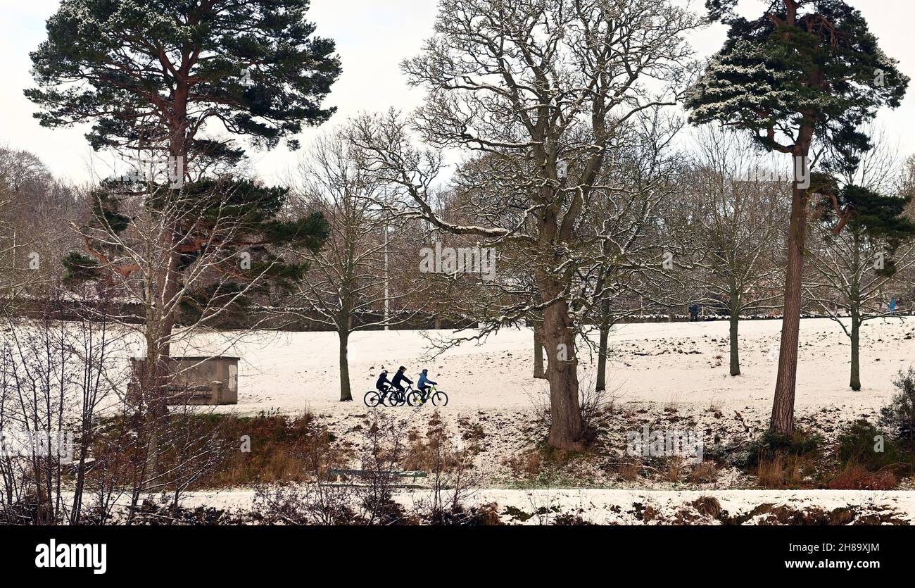 Peebles, Scottish Borders, UK 28th Nov 21 schwerer Schnee über Nacht trifft die Scottish Borders. Mit dem Fahrrad in Richtung Christmas Peebles Radler genießen die freie Natur trotz des Schnees im Hay Lodge Park. Kredit: eric mccowat/Alamy Live Nachrichten Stockfoto