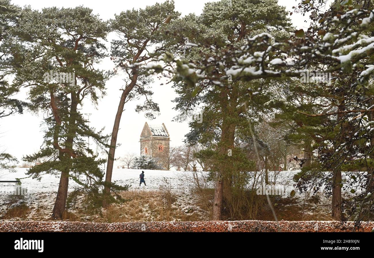 Peebles, Scottish Borders, UK 28th Nov 21 schwerer Schnee über Nacht trifft die Scottish Borders. Peebles Walker genießt die freie Natur im Hay Lodge Park. Kredit: eric mccowat/Alamy Live Nachrichten Stockfoto