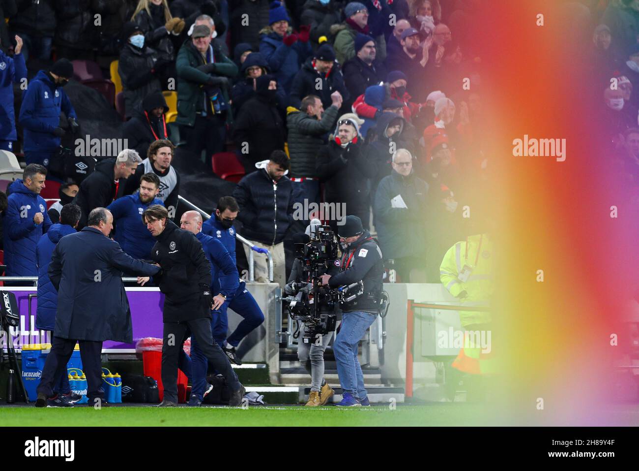London, Großbritannien. 28th. November 2021. Rafael Benitez, Manager von Everton (links) und Thomas Frank, Manager von Brentford (rechts), geben sich nach dem Spiel der Premier League im Brentford Community Stadium, London, die Hände. Bildnachweis sollte lauten: Kieran Cleeves/Sportimage Kredit: Sportimage/Alamy Live News Stockfoto