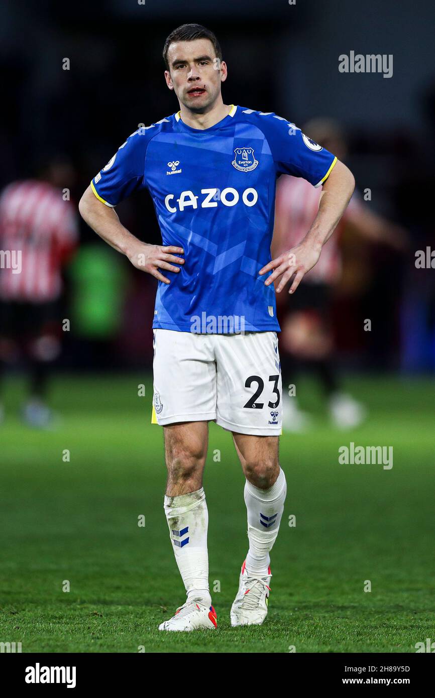 London, Großbritannien. 28th. November 2021. Seamus Coleman aus Everton steht nach dem Premier League-Spiel im Brentford Community Stadium, London, vor den Everton-Fans. Bildnachweis sollte lauten: Kieran Cleeves/Sportimage Kredit: Sportimage/Alamy Live News Stockfoto