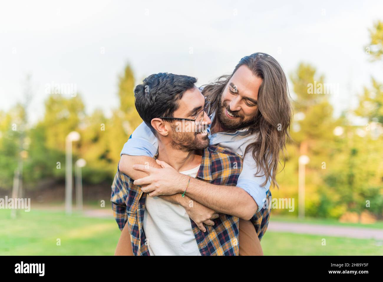 gay Männlich paar mit ein gut Zeit im die Park Stockfoto
