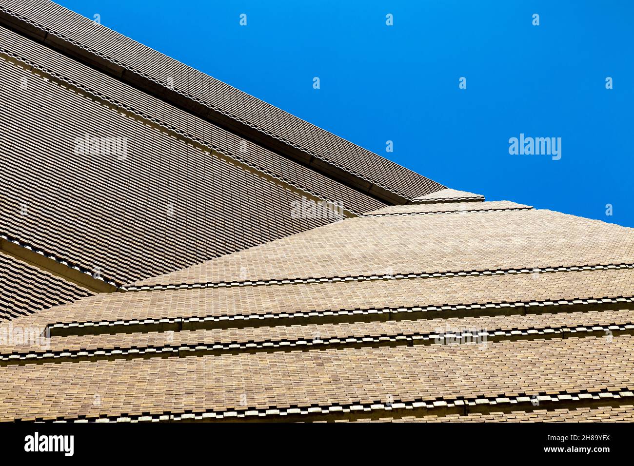 Detail der Außenfassade des Tate Modern Blavatnik Building, Bankside, London, Großbritannien Stockfoto
