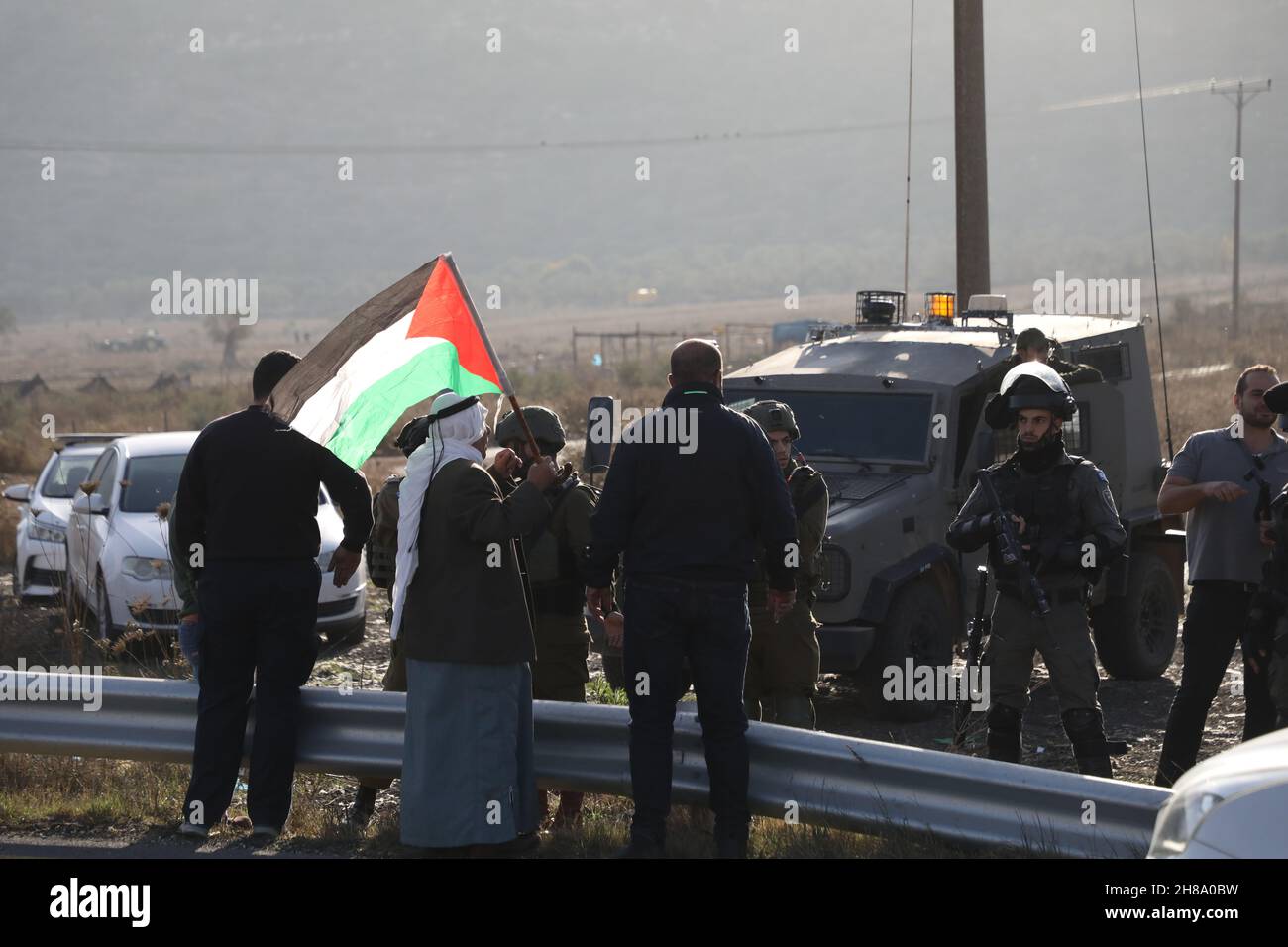 28. November 2021: Nablus, Palästina. 28. November 2021. Bewohner des Dorfes Lubban Ash-Sharqiya im Westjordanland konfrontieren israelische Soldaten, als sie sich aus Protest gegen die jüngsten täglichen Angriffe jüdisch-israelischer Siedler an der Schule des Dorfes versammeln. Das Dorf und die Schule wurden kürzlich von israelischen Siedlern angegriffen, die den Schülern den Zugang zur Schule versperrten und die palästinensische Gemeinschaft unter den Augen der israelischen Streitkräfte einschüchterten. Jüdisch-israelische Siedlungen im Westjordanland und in Ostjerusalem expandieren weiter, obwohl sie einen Verstoß gegen das Völkerrecht darstellen (Credit IMA Stockfoto