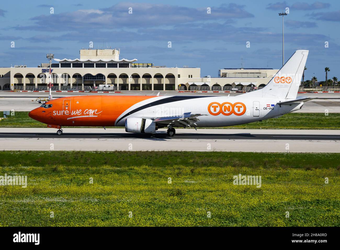 Luqa, Malta - 1. Dezember 2016: TNT Airways Frachtflugzeug am Flughafen. Luftfracht und Versand. Luftfahrt und Flugzeuge. Transportindustrie. Internationaler Praktikant Stockfoto