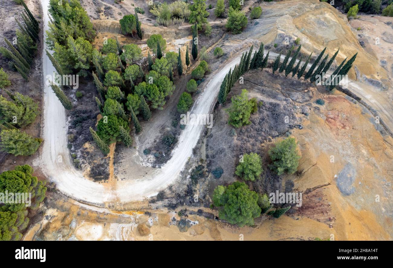 Luftdrohnenaufnahme des verlassenen Kupferminengebiets mit rotem giftigem trockenem Sand. Umweltverschmutzung. Entwaldung Stockfoto