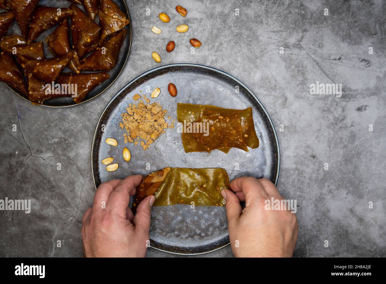 Türkische Süßspeise.Honig Haselnuss Muskat Traubenteig mit Haselnussfüllung. Stockfoto