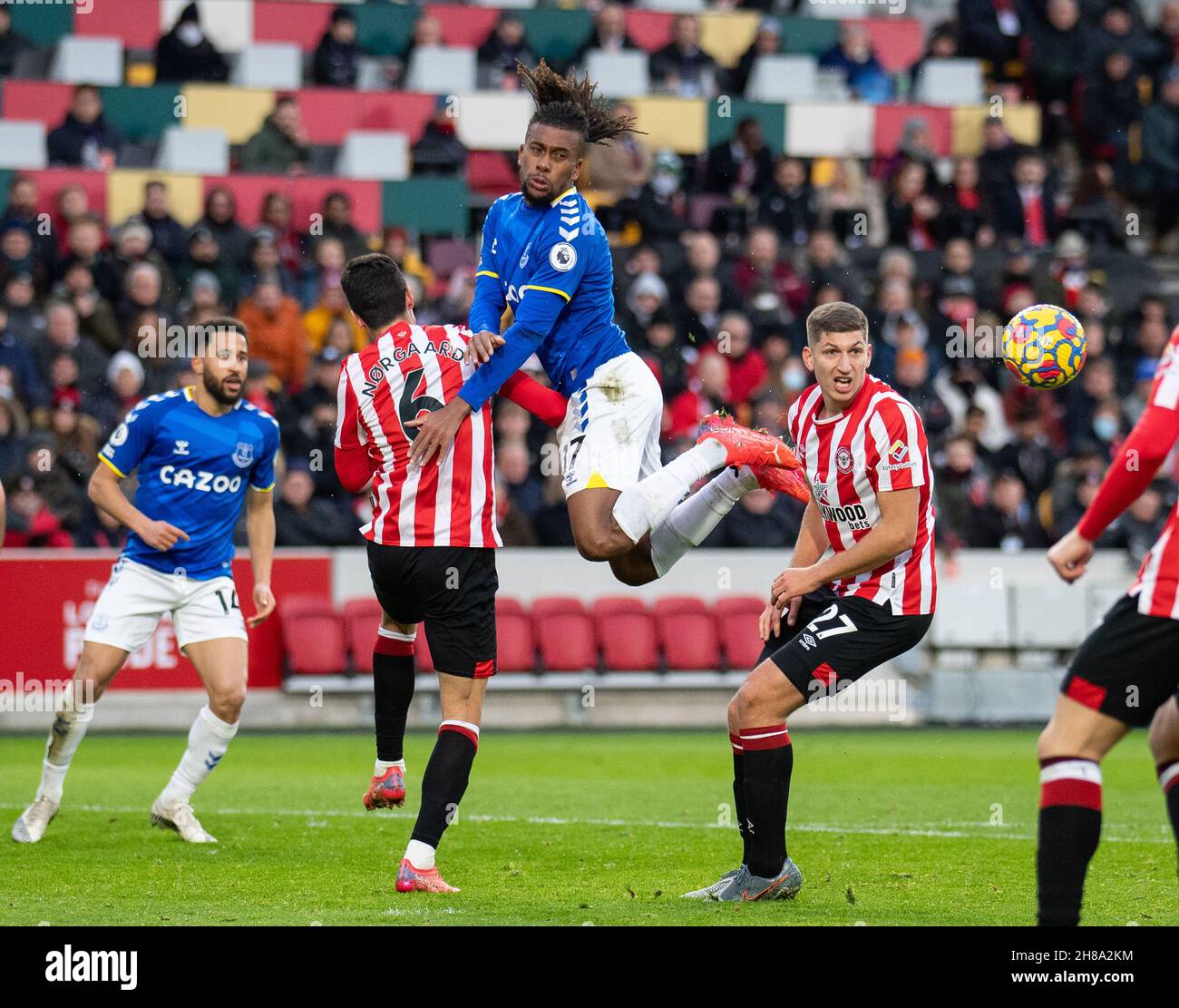 Brentford, Großbritannien. 28th. November 2021. Everton Alex Iwobi und Brentford Vitaly Janet während des Premier League-Spiels zwischen Brentford und Everton am 28. November 2021 im Brentford Community Stadium, Brentford, England. Foto von Andrew Aleksiejczuk/Prime Media Images. Quelle: Prime Media Images/Alamy Live News Stockfoto