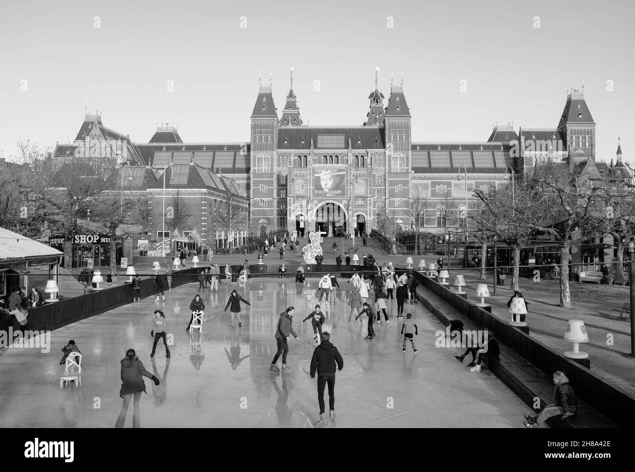 Eislaufen in Amsterdam vor dem Rijksmuseum. Schaatsen op het museumplein voor het rijksmuseum. Stockfoto