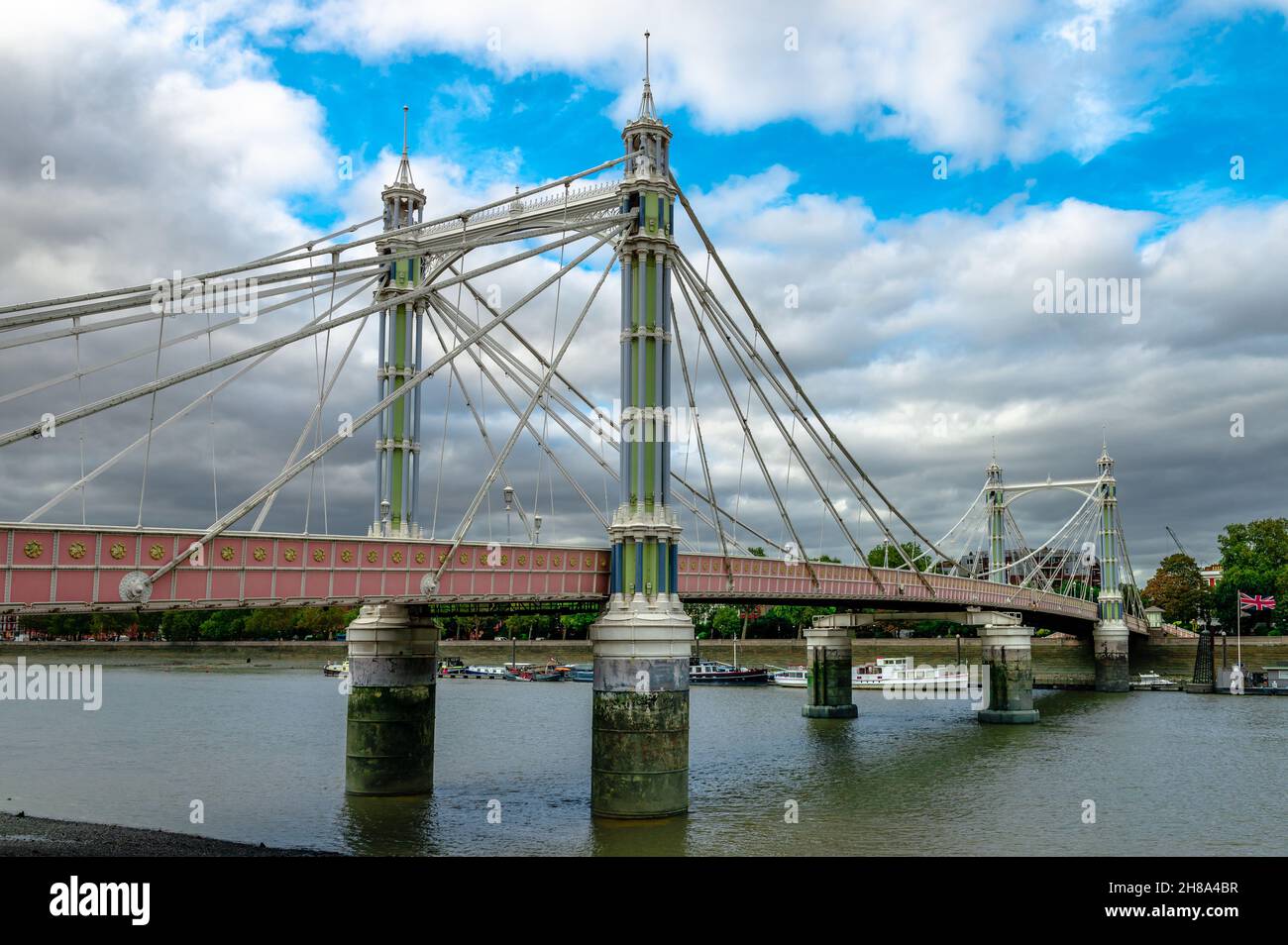 Albert Bridge, eine Straßenbrücke über den Tideway der Themse, die Chelsea mit Battersea in London, Großbritannien, verbindet. Stockfoto