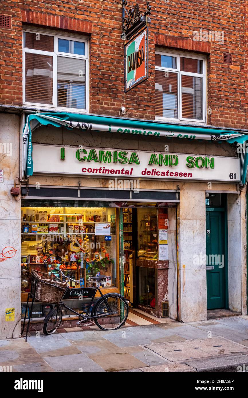I Camisa & Son - Camisa ist ein 1929 gegründetes italienisches Delikatessengeschäft in Soho in der Old Compton Street in Soho London. Camisa Soho Deli Old Compton St. Stockfoto