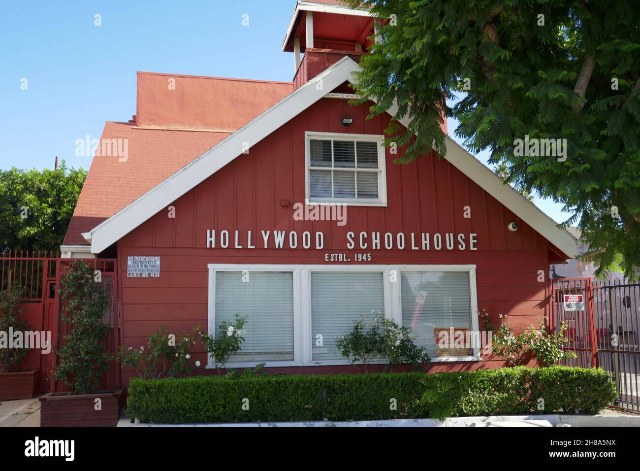 Los Angeles, California, USA 27th. November 2021 Eine allgemeine Sicht der Atmosphäre des Hollywood Schoolhouse, dessen ehemalige Studenten Meghan Markle, Meghan Herzogin von Sussex, Cher, Judy Garland, Carol Burnett, Scarlett Johansson, Lana Turner, Ricky Nelson, Carole Lombard, Sharon Tate, Tuesday Weld, John Ritter, Mickey Rooney, Fay Wray, Stefanie Powers, Sarah Jessica Parker, Jason Robards, Yvette Mimieux, Ann Miller, James Garner, Alan Hale Jr., Swoosie Kurtz, Brandy Norwood, Frank Darabont, Mary Kay Bergman, Robert Carradine, Keith Carradine, Ione Skye Lon Chaney Jr. und viele andere bei 1233 N. M. Stockfoto