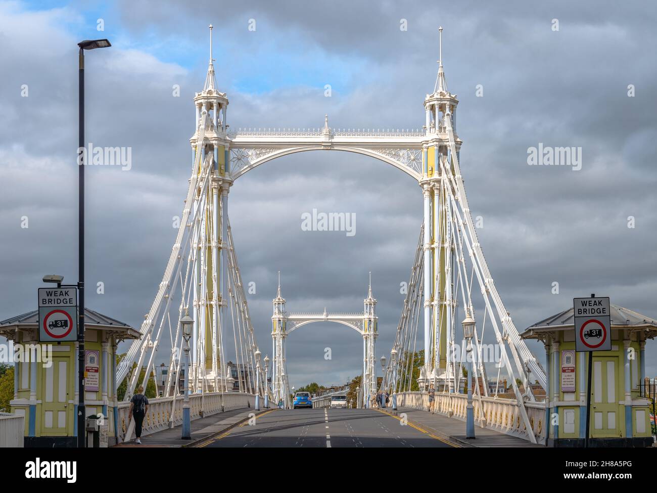 London, Großbritannien - 20 2018. September: Blick auf die Albert Bridge, eine Straßenbrücke über den Tideway der Themse, die Chelsea mit Battersea verbindet. Stockfoto