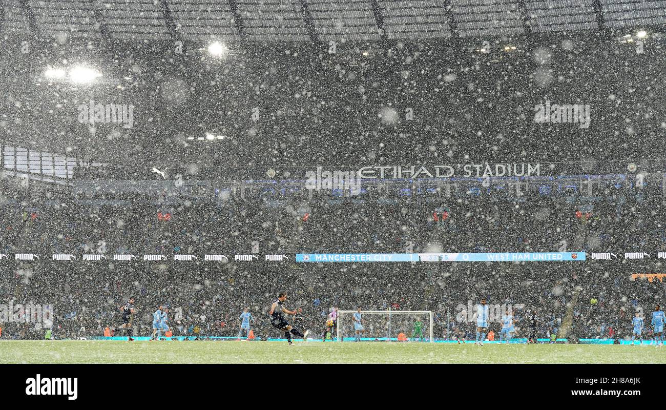 Manchester, England, 28th. November 2021. Schnee fällt während des Spiels der Premier League im Etihad Stadium, Manchester. Bildnachweis sollte lauten: Andrew Yates / Sportimage Kredit: Sportimage/Alamy Live News Stockfoto