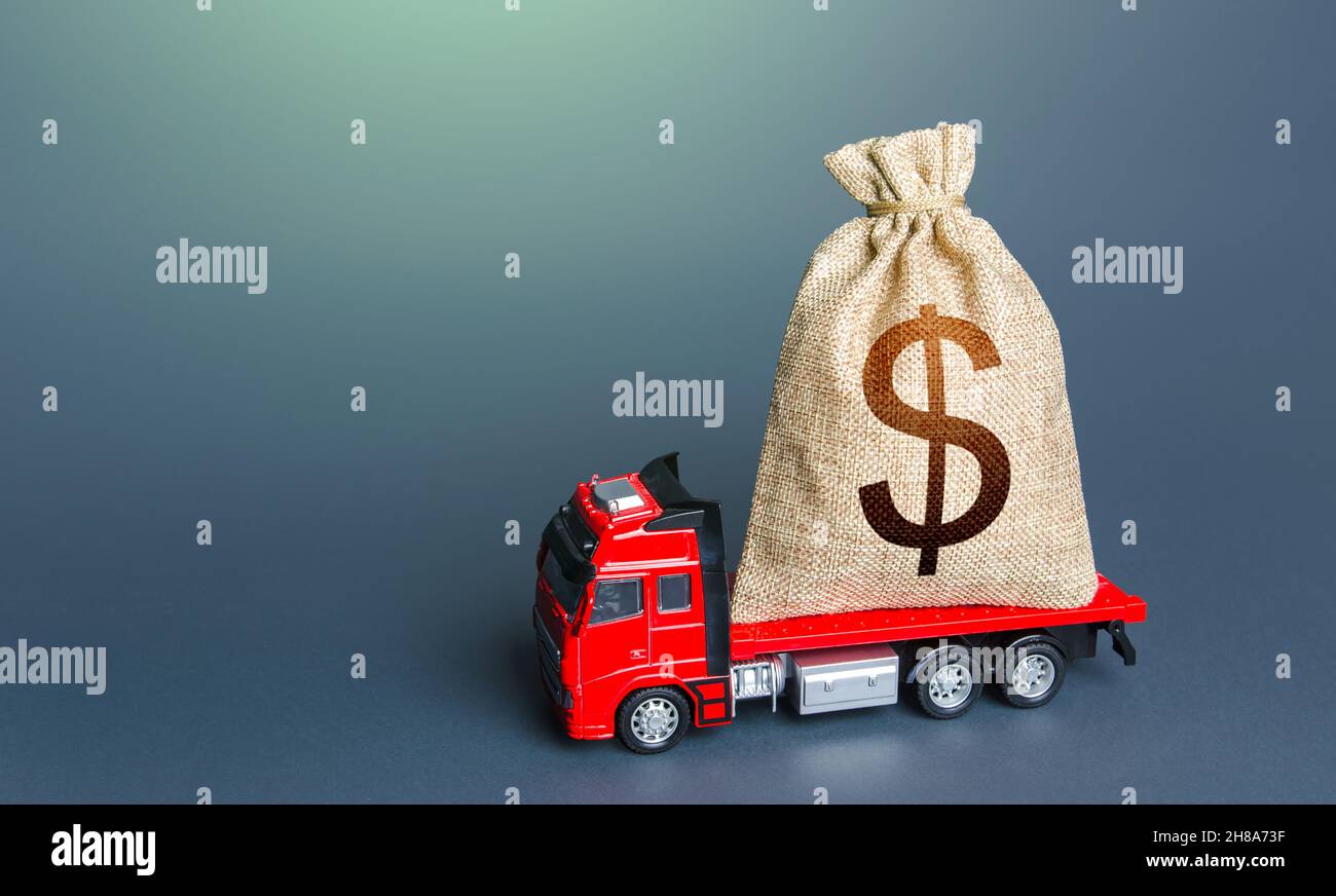 LKW mit einem Dollar-Geldbeutel. Kredit oder Kaution. Finanzhilfen, Investitionen und Subventionen. Vergütung. Hohes Supereinkommen. Schuldenlast. Bargeldeintreibung. Stockfoto