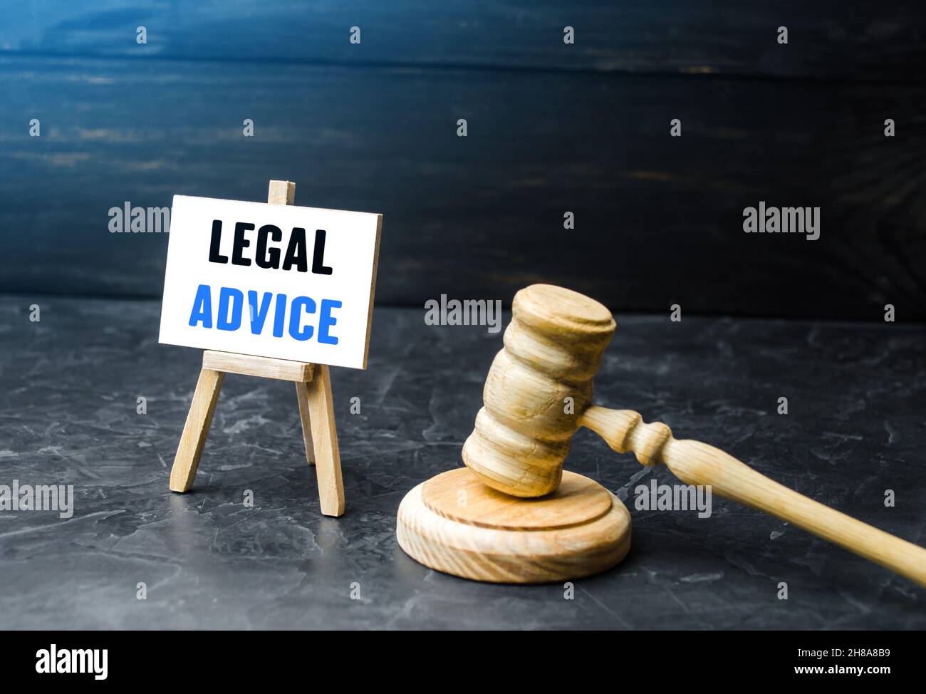 Richter Gavel und Staffelei mit Rechtsberatung. Beratung im Bereich der Rechtsprechung. Analyse der rechtlichen Aspekte der kommerziellen Aktivitäten, zivil Stockfoto