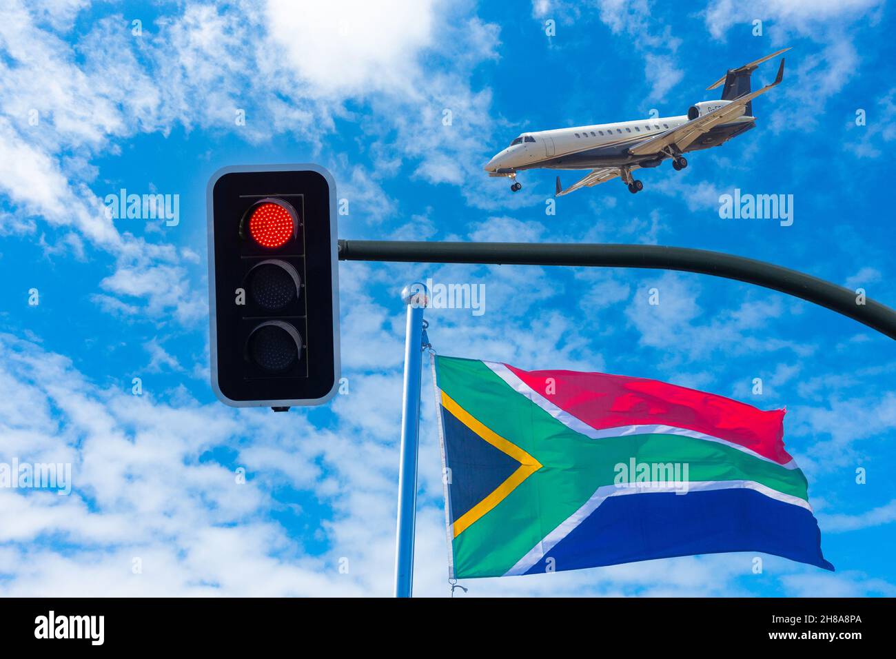 Flagge Südafrikas, Rotlicht und Flugzeug. Konzeptbild: Flugverbot aus Südafrika aufgrund des neuen B.1.1. 529 Omicron Covid-Variante Stockfoto