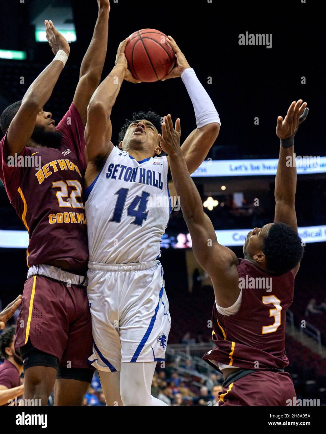 Newark, New Jersey, USA. 28th. November 2021. Seton Hall Pirates Guard Jared Rhoden (14) wird vom Bethune-Cookman Wildcats Center Dylan Robertson (22) und dem Wächter Marcus Garrett (3) in der zweiten Hälfte des Prudential Center in Newark, New Jersey, am Sonntag, den 28 2021. November in den Korb gehen. Seton Hall besiegte Bethune-Cookman 84-70. Duncan Williams/CSM/Alamy Live News Stockfoto