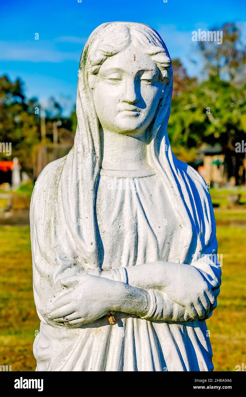 Eine gusseiserne Statue einer Dame, bekannt als die Göttin von Magnolia, blickt auf die konföderierte Ruhe auf dem Magnolia Friedhof, 26. November 2021, in Mobile, Alabama. Stockfoto