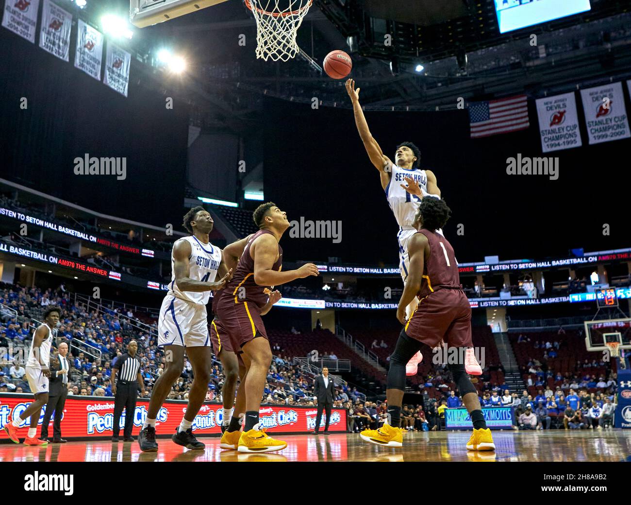 Newark, New Jersey, USA. 28th. November 2021. Der Wächter der Seton Hall Pirates Jared Rhoden (14) schießt einen Korb, während der Bethune-Cookman Wildcats Calvin Poulina (13) und der Wächter Collins Joseph (1) am Sonntag, den 28 2021. November, in der zweiten Hälfte des Prudential Center in Newark, New Jersey, aufschauen. Seton Hall besiegte Bethune-Cookman 84-70. Duncan Williams/CSM/Alamy Live News Stockfoto