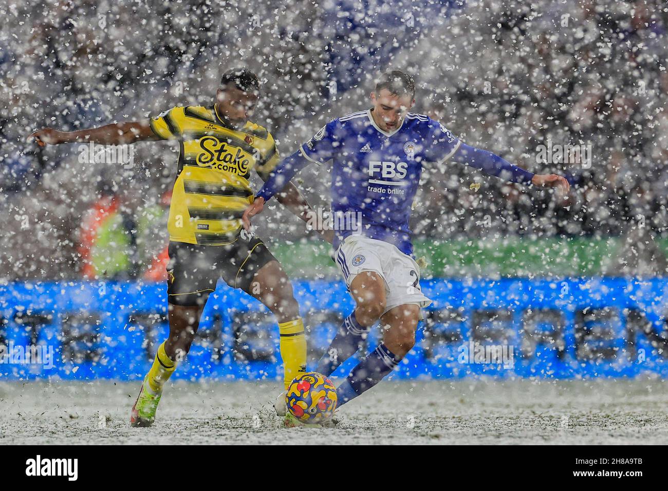 Kiernan Dewsbury-Hall #22 von Leicester City und Emmanuel Dennis #25 von Watford kämpfen um den Ball Stockfoto