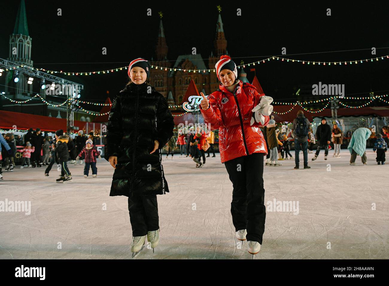 Moskau, Russland. 28th. November 2021. Am 28. November 2021 Schlittschuhlaufen die Menschen auf der GUMMIEISBAHN während der Eröffnungsnacht in Moskau, Russland. Quelle: Evgeny Sinitsyn/Xinhua/Alamy Live News Stockfoto