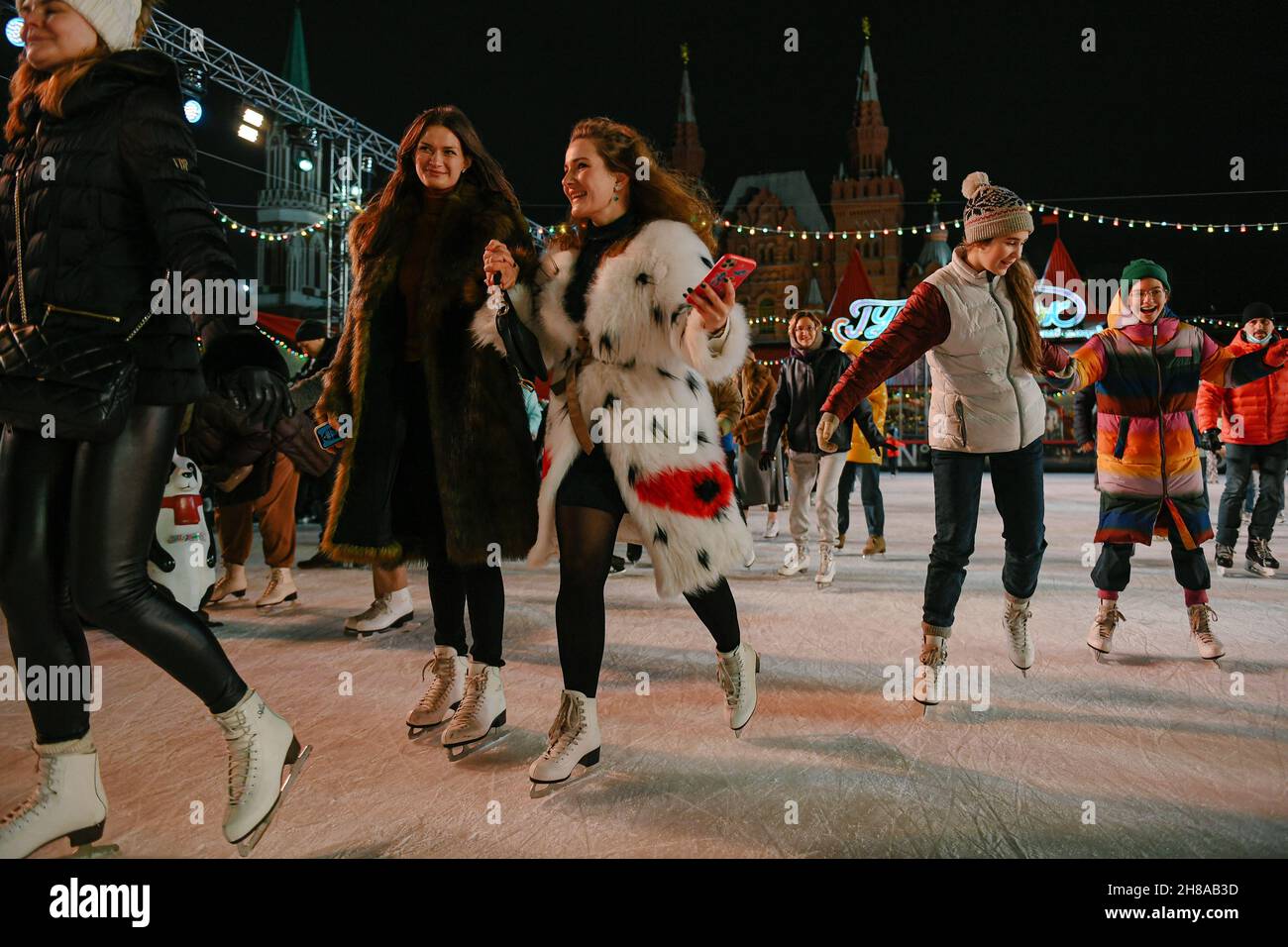 Moskau, Russland. 28th. November 2021. Am 28. November 2021 Schlittschuhlaufen die Menschen auf der GUMMIEISBAHN während der Eröffnungsnacht in Moskau, Russland. Quelle: Evgeny Sinitsyn/Xinhua/Alamy Live News Stockfoto
