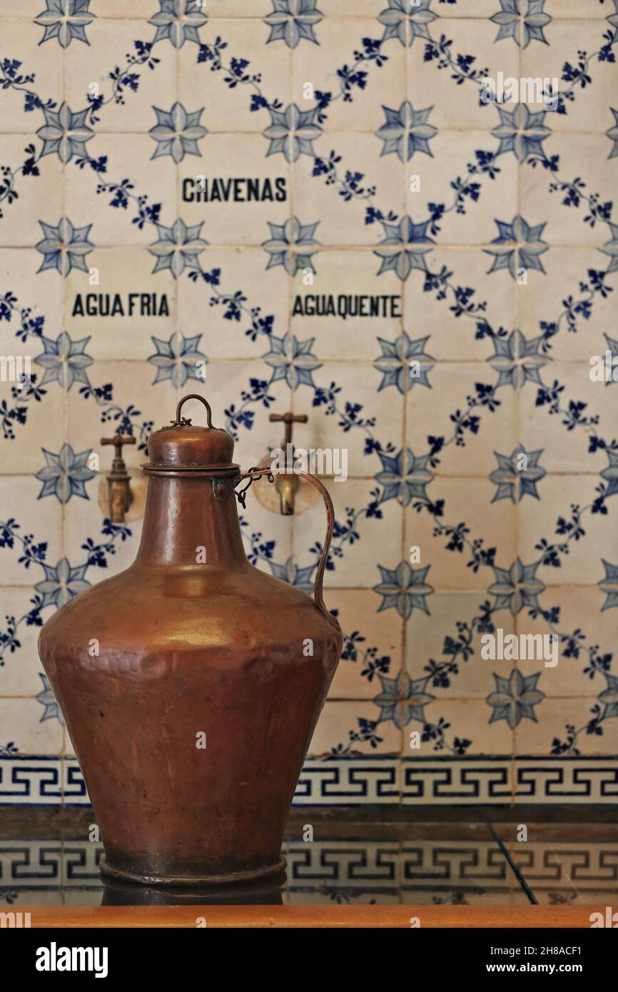 Antikes Ornament Stück-Kupfer-Wasser-Verschluss und Griff-neoRokoko Palast. Estoi Village-Faro-Portugal-011 Stockfoto