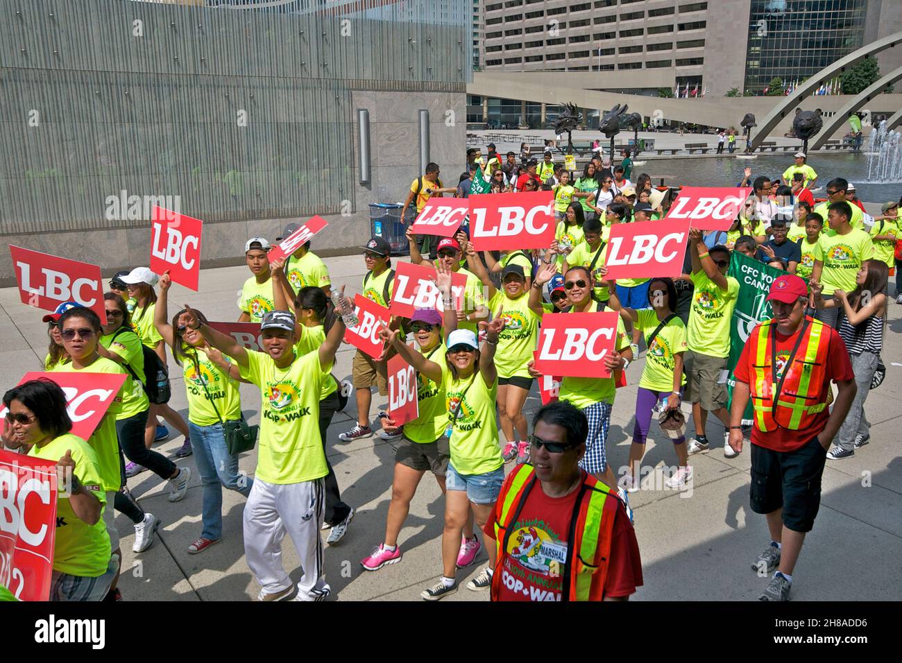 Toronto, Ontario, Kanada - 08/25/2013: Demonstranten mit Transparenten und Plakaten gegen die kanadische Regierung zum Thema Sponsorenkind in Philippi Stockfoto