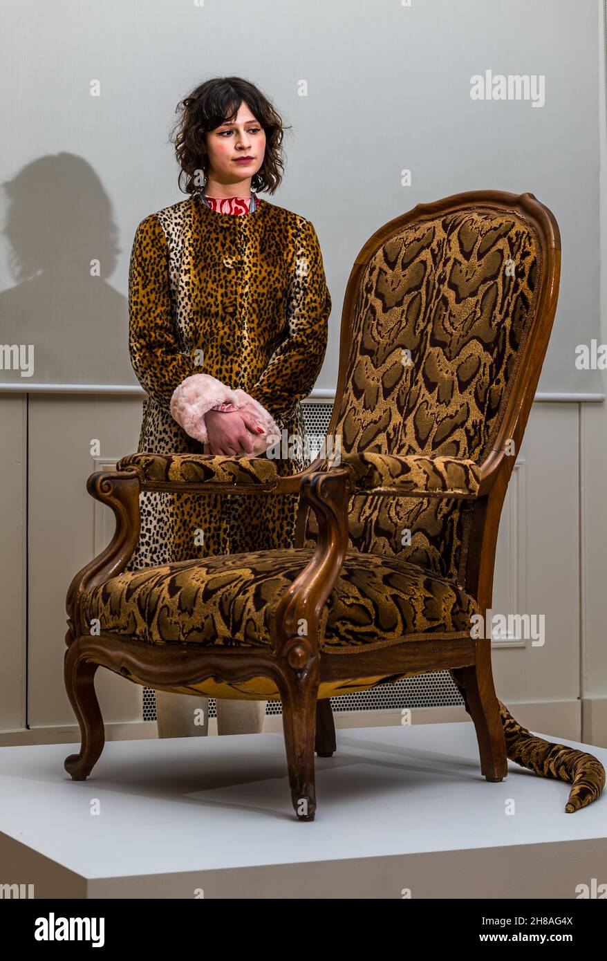 Frau in einem Mantel mit Leopardenmuster und gepolstertem Stuhl von Dorothea Tanning, National Gallery of Modern Art, Edinburgh, Schottland, Großbritannien Stockfoto