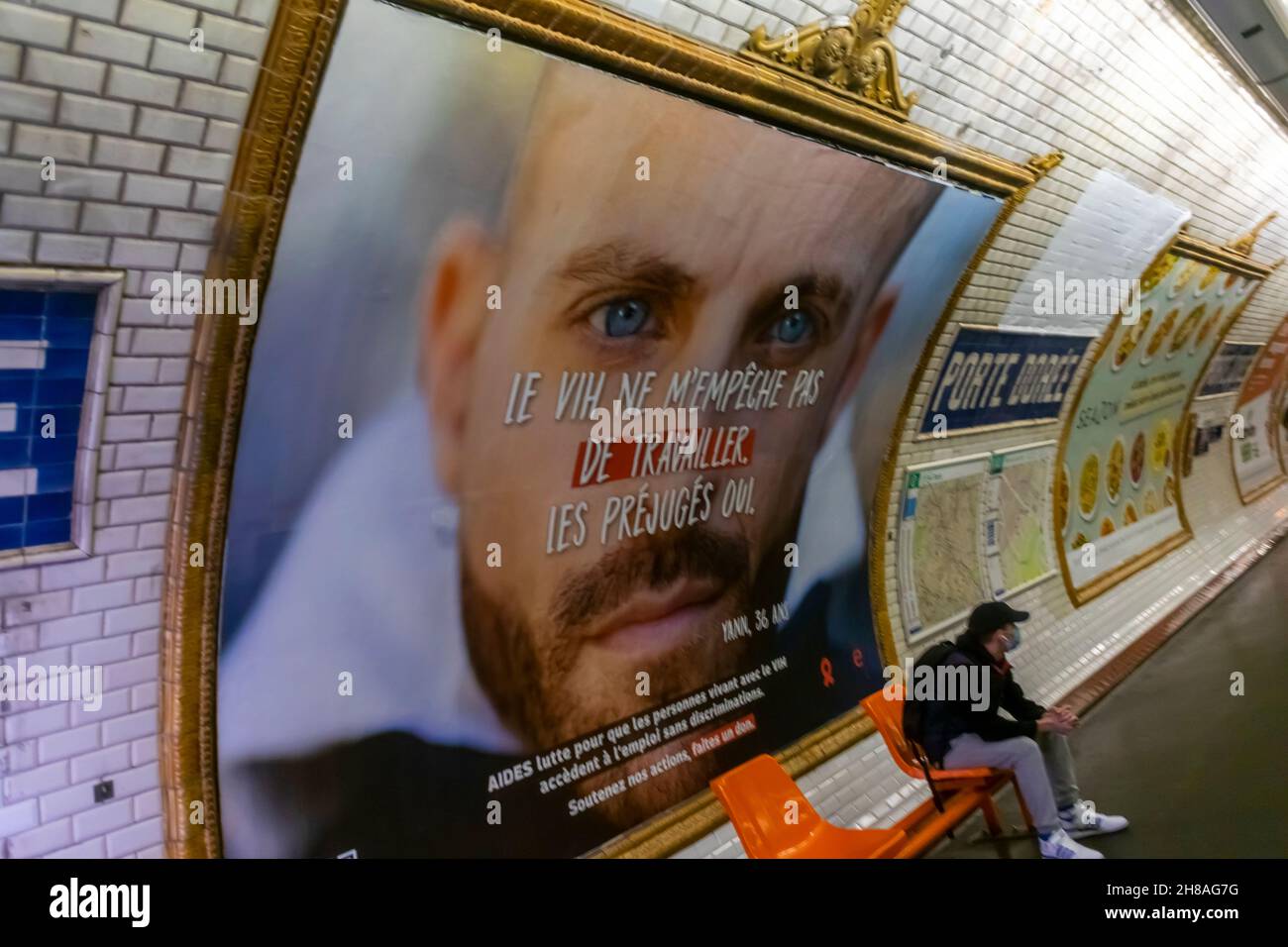 Paris, Metro, Frankreich, AIDS-Poster, Hilfsorganisationen in der U-Bahn-Station, Poster Werbung unterirdische U-Bahn, französische Plakate, Epidemie und Pest frankreich Stockfoto