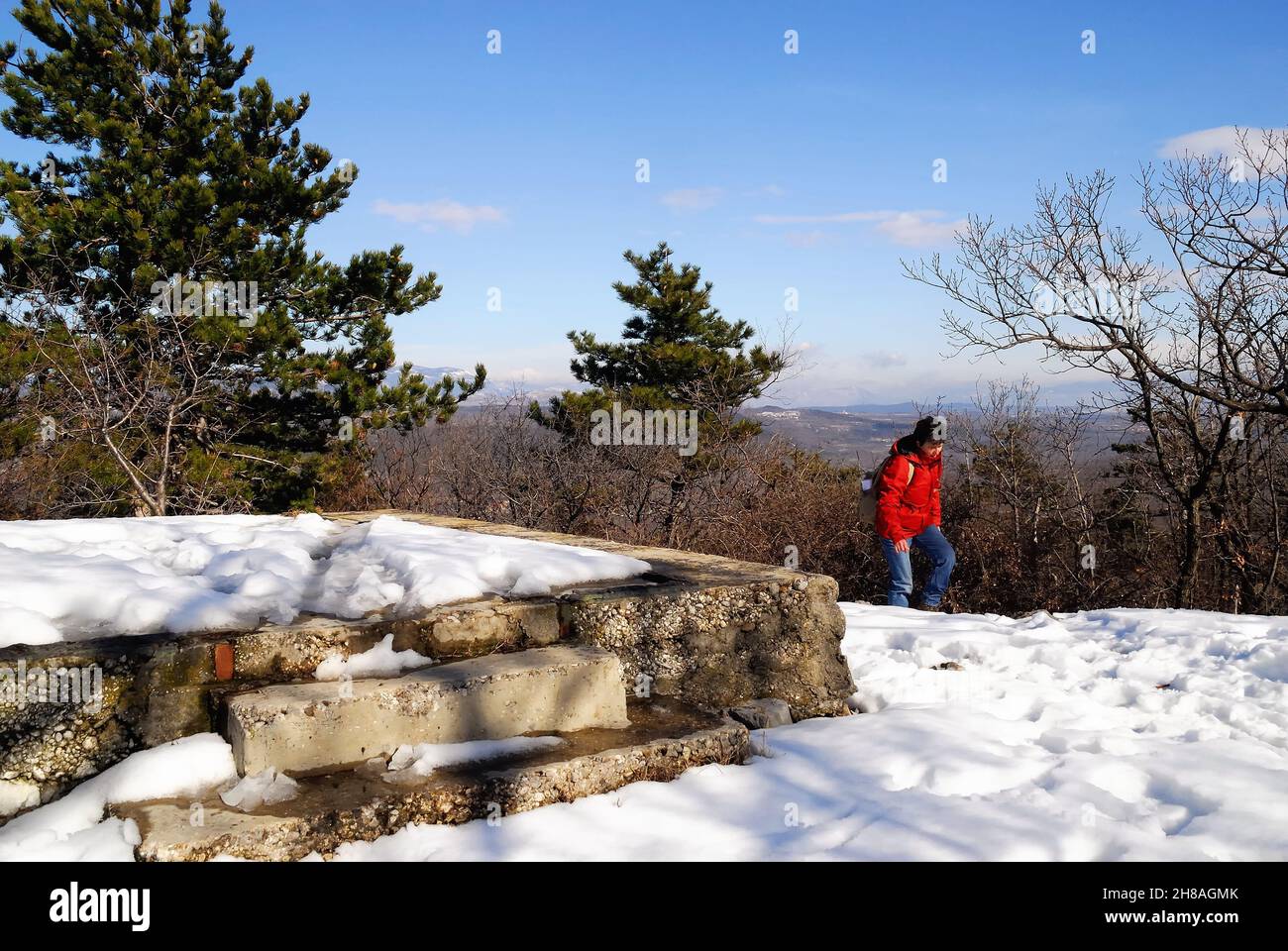 Friaul Julisch Venetien, Italien. Das Karstplateau von Triest. Der Berg Hermada (auf Slowenisch Grmada) ist ein niedriger Hügel an der Grenze zwischen Italien und Slowenien. Im Laufe des Ersten Weltkrieges war es ein unausgrenzbares Bollwerk der österreichisch-ungarischen Armee, das Triest von seiner Spitze verteidigte. Die Spuren des Kalten Krieges, die die gesamte Grenze zu Ex-Jugoslawien kennzeichnen. Das Bild zeigt einen Zementkeller, der das Pflaster einer Grenzpolizei-Hütte war. Stockfoto