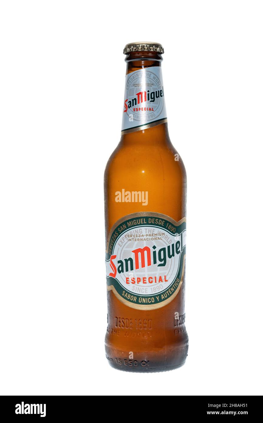 London, Vereinigtes Königreich - 26. Oktober 2021 ; Eine kalte Flasche San Miguel Bier. San Miguel ist ein blasses Lagerbier und wird seit 19 in Spanien gebraut Stockfoto