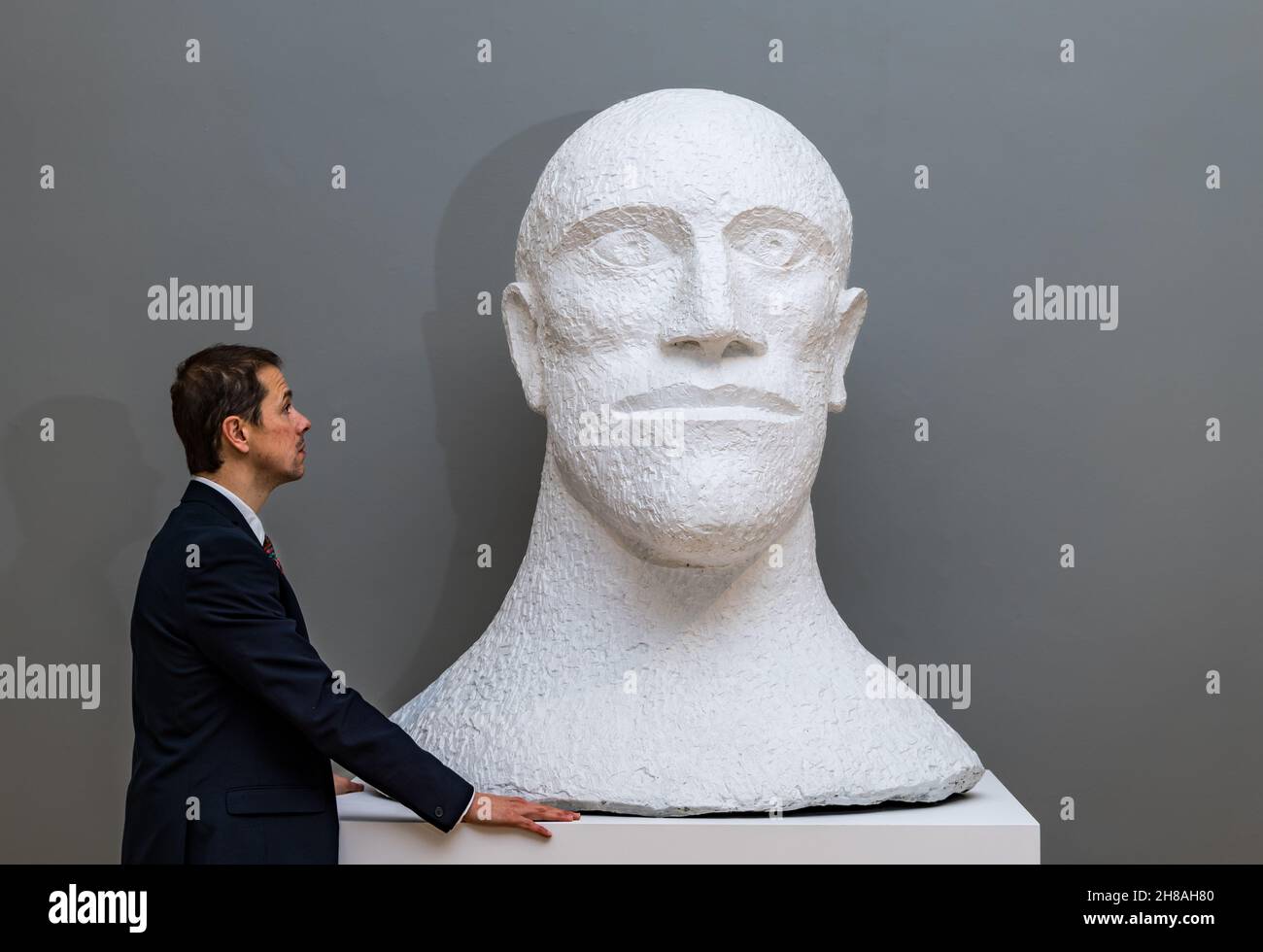 Mann bewundert eine Skulptur moderner Kunst von der Bildhauerin Elisabeth Frink, Scottish National Gallery of Modern Art, Edinburgh, Schottland, Großbritannien Stockfoto