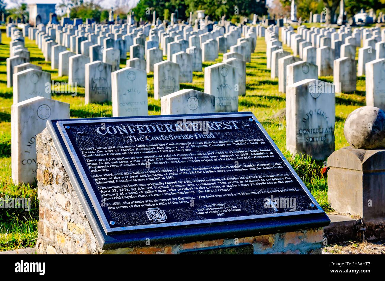 Confederate Rest zeigt ein Denkmal und die Gräber von 1.100 konföderierten Soldaten auf dem Magnolia Cemetery, 26. November 2021, in Mobile, Alabama. Stockfoto