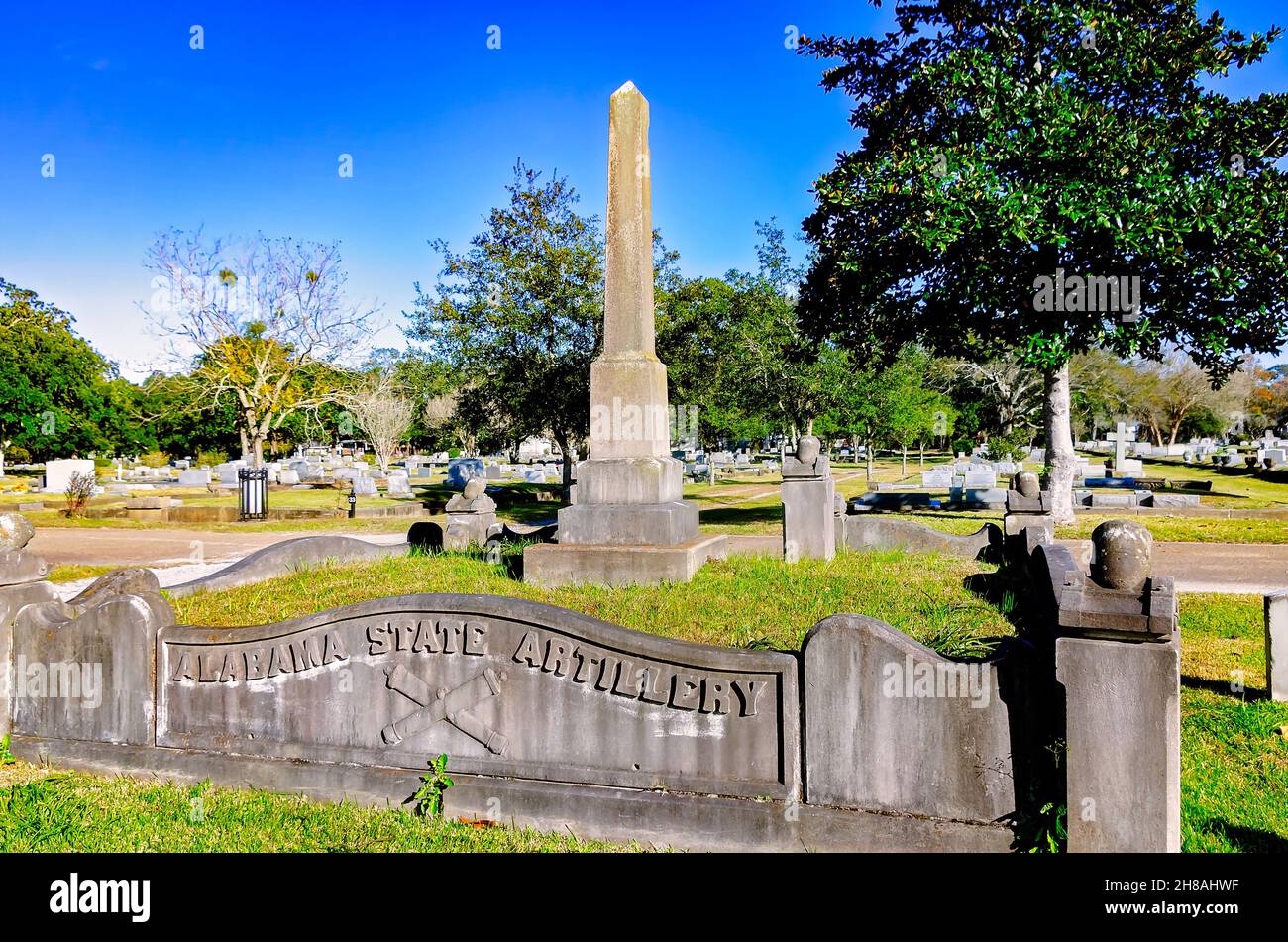 Auf dem Magnolia Cemetery, 26. November 2021, in Mobile, Alabama, steht ein Denkmal der Alabama State Artillery unter Gräbern von 1.100 konföderierten Soldaten. Stockfoto