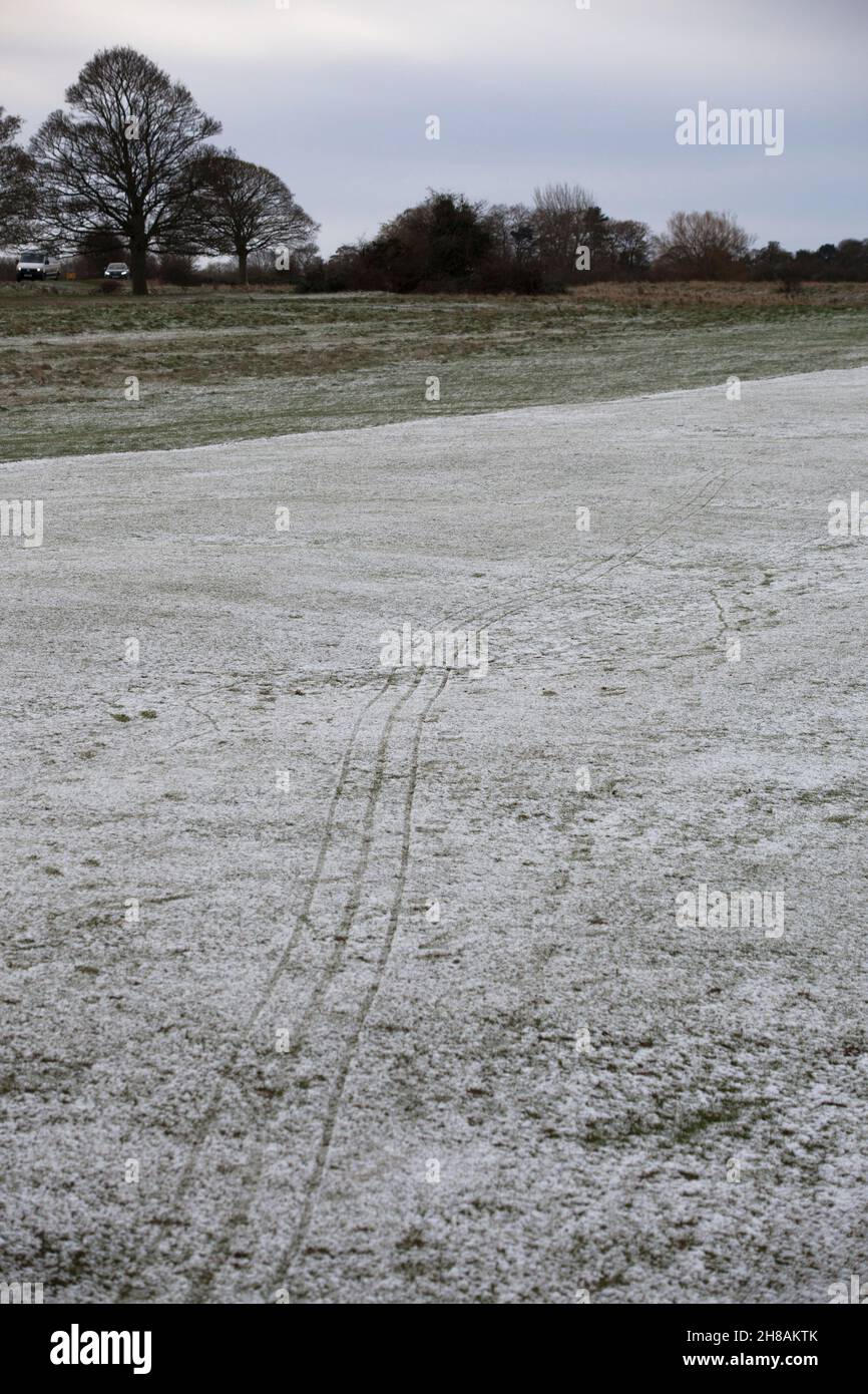 Beverley Westwood gemeinsame Weide mit leichtem Stauben von Schnee auf Golfplatz grün Winter 2021 Stockfoto