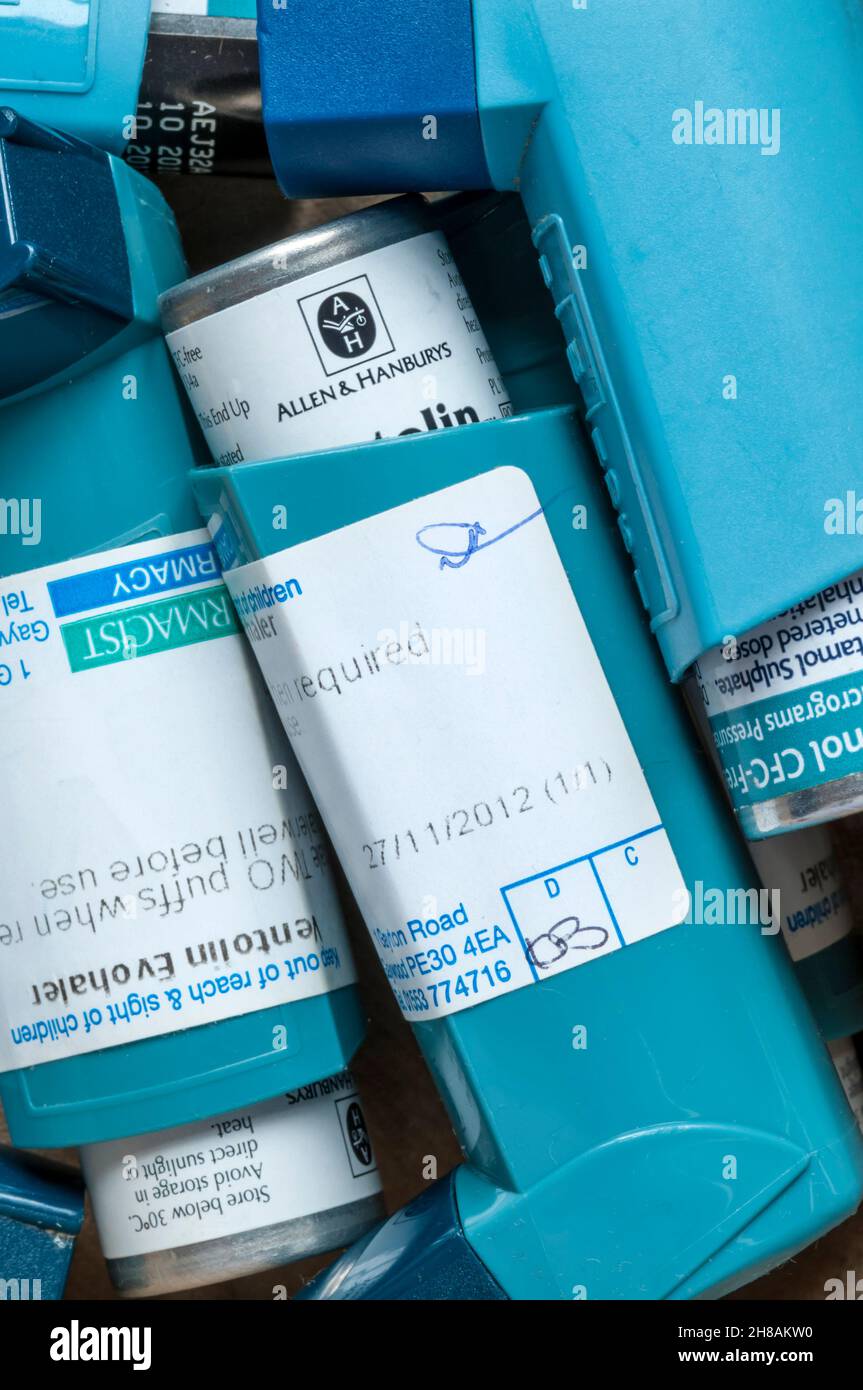 Eine Sammlung von blauen Ventolin Asthmainhalatoren (MDIs). Wird nach Bedarf zur Linderung von Symptomen verwendet. Stockfoto