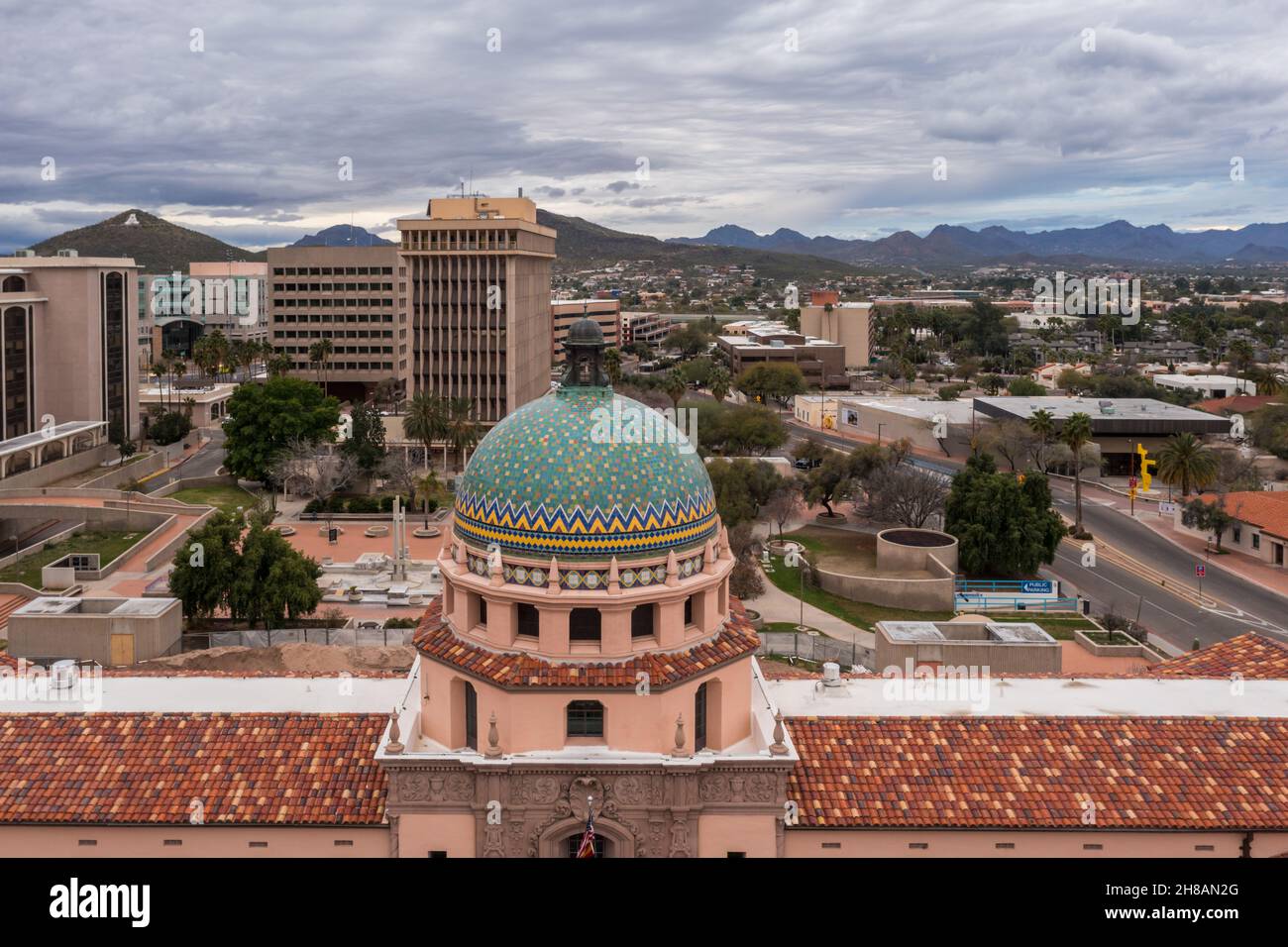 Altes Pima County Courthouse in Tucson mit kunstvollen Dachdetails Stockfoto