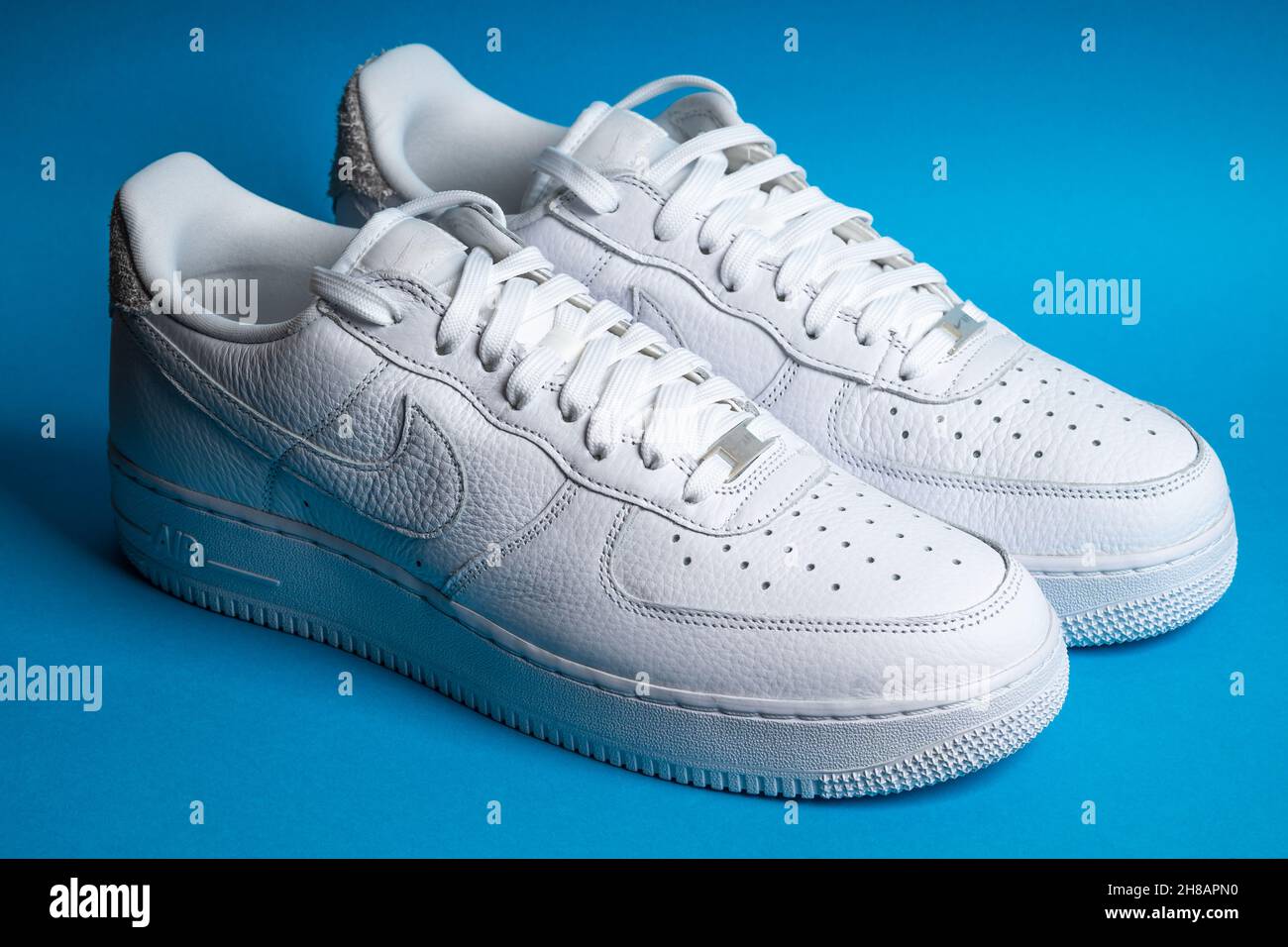 Moskau, Russland - November 2021: Nike Air Force 1 - White Low Classic Basketball Retro Sneaker mit Nike Air Technologie besteht aus Druckluft im Inneren. Stockfoto